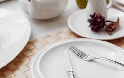 Minimalismo sofisticado: cómo crear una mesa impresionante con vajilla de porcelana